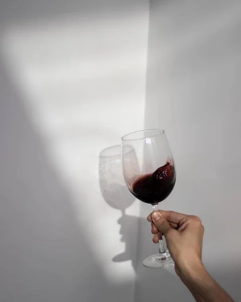 Persona Vertiendo Vino Tinto Botella Una Copa Vino Sobre Una — Foto de Stock