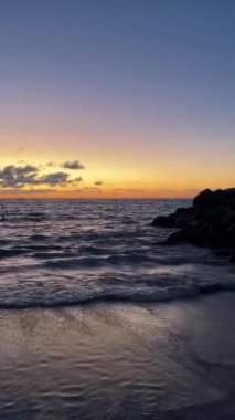 Denizin üzerinde güzel bir gün batımı. doğa arkaplanı