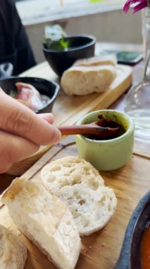 Soslu lezzetli kahvaltı, tavada pastırmalı ekmek ve yumurta.