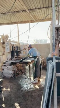 Kriket olarak bilinen el testeresi kesiği, muhafaza taşı veya doğal volkanik taş, gözenekli taş tozu, daire oluşturmak için kullanılır.