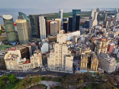 San Martin Meydanı, Kavanagh ve Turismo Mahallesi