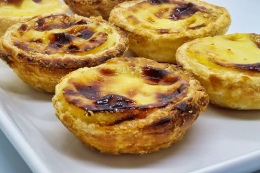 Tatlı Belen keki Beyaz bir tabakta keyifli