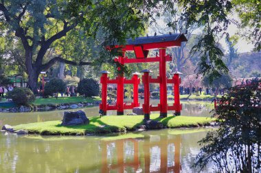 Shinto Japon Torii Kapısı Bahçede