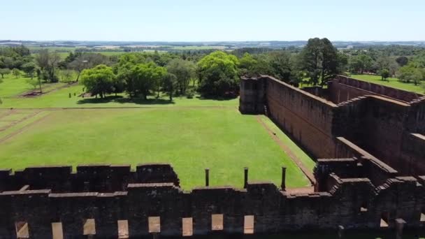 Εναέρια Άποψη Του Πίσω Μέρος Του Tavarangue Ερείπια Encarnacion — Αρχείο Βίντεο