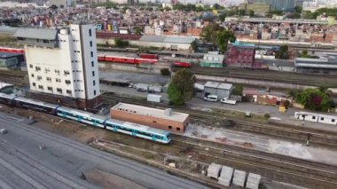 Retiro istasyonuna giriş yapan tren, arka planda 31 mahalle bulunuyor.
