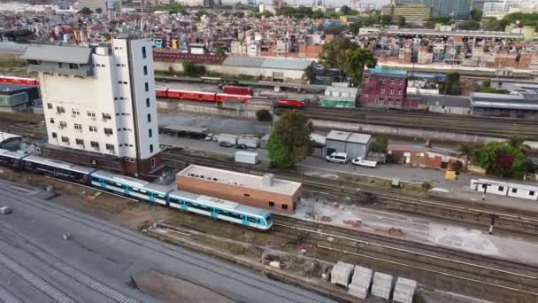 Tren Que Entra Estación Del Retiro Con Barrio Fondo — Vídeo de stock