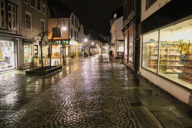 Yağmurlu gecelerde Stavanger sokakları