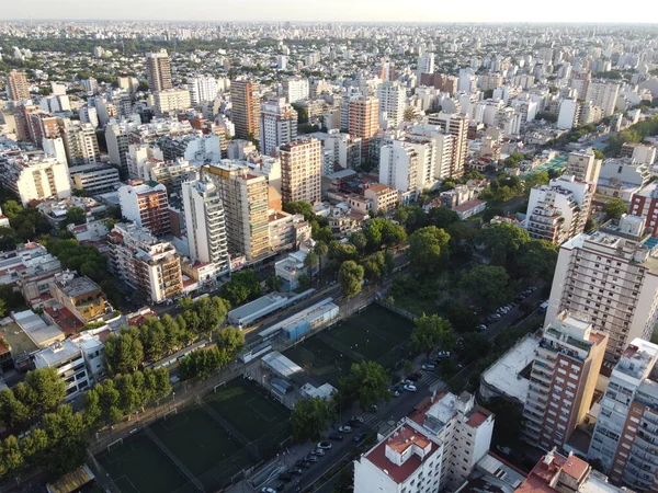 Meydandaki villa urquiza istasyonu ve amatör futbol sahaları