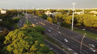 Öğleden sonra Avenida General Paz ve Avenida Constituyentes arasındaki kavşak.