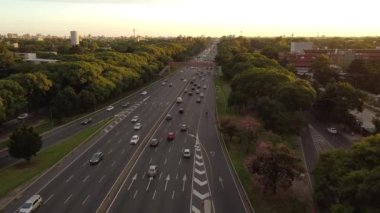 Buenos Aires 'te General Paz Bulvarı' nda gün batımı Riachuelo 'ya doğru