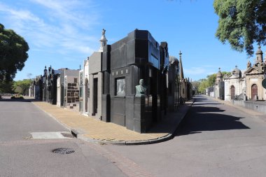Ölüler şehrinin caddesi La Chacarita halk mezarlığında.