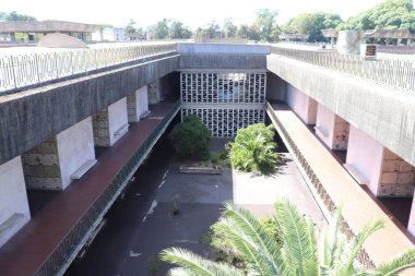 Halk mezarlığının yeraltı mahzenlerinin koridorları.