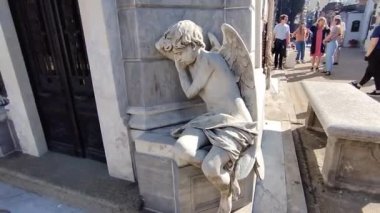 Recoleta Mezarlığı 'ndaki mermer kaplı bir melek heykeli.