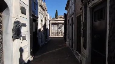 Buenos Aires 'teki hatırlama mezarlığının kasaları arasında yürüyordum.