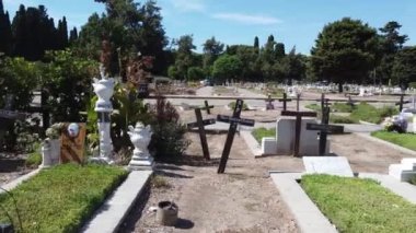 İHA, La Chacarita mezarlığının haçları arasında yer seviyesinde yüksek hızda ilerliyor.