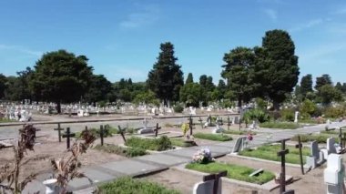 İnsansız hava aracı La Chacarita mezarlığının mezarları ve haçlarının yanında uçuyor.