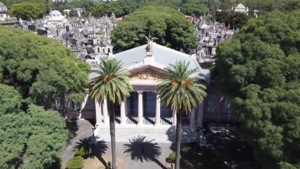 ブエノスアイレスのラ シャッリタの公共墓地への入り口の空中撮影を下り — ストック動画