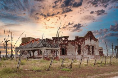 Epecuen Gölü 'nün taşkınında 20 yıl boyunca su altında kalan kalıntılar.