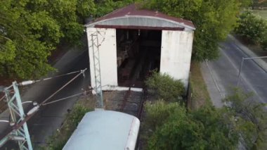 Migueletes Buenos Aires 'teki bir atölyede terk edilmiş metro trenleri.