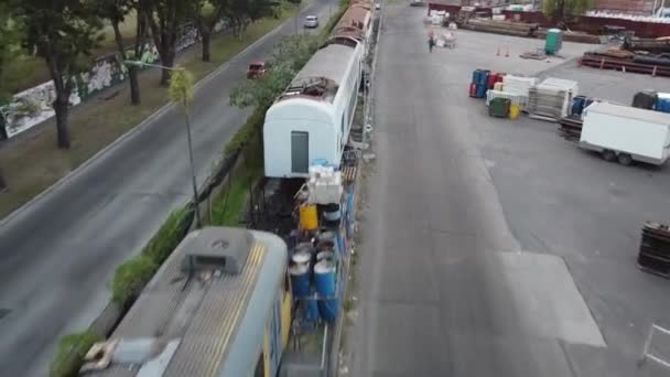 Verlaten Vernielde Trein Een Verlaten Reparatiewerkplaats Migueletes Buenos Aires — Stockvideo