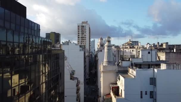 スイパチャ通りを通るドローンの低飛行とドーム付き屋根のパノラマビューとブエノスアイレス空気の灯台 — ストック動画