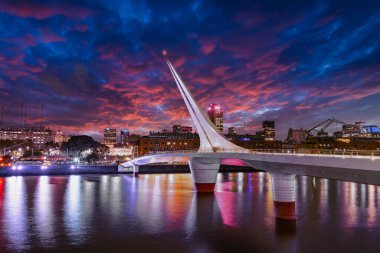 Puerto Madero ve Puente de la Mujer gece Buenos Aires 'in turistik merkezi