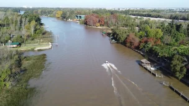 Barco Navegando Alta Velocidade Rio Delta Tigre Buenos Aires Dia — Vídeo de Stock