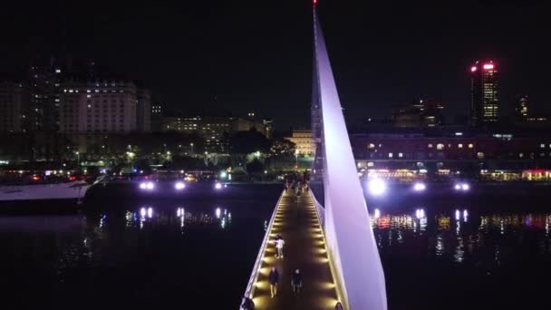 Pessoas Andando Ponte Mulher Noite Puerto Madero — Vídeo de Stock
