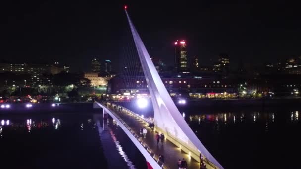 Pessoas Caminhando Pela Ponte Das Mulheres Nas Docas Puerto Madero — Vídeo de Stock