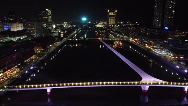 Tiro Noturno Com Drone Aproximando Puente Mujer Puerto Madero Buenos — Vídeo de Stock