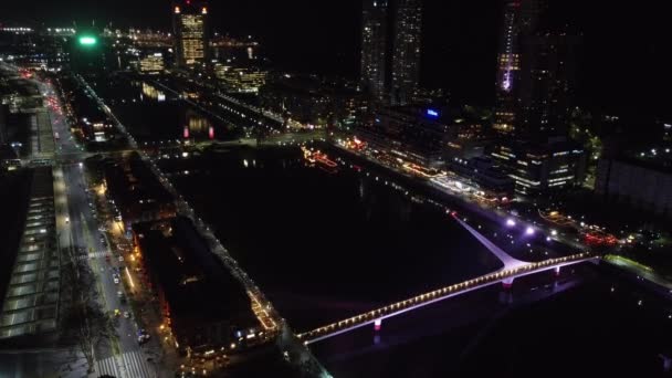 ブエノスアイレスの港で夜に女性の橋 — ストック動画