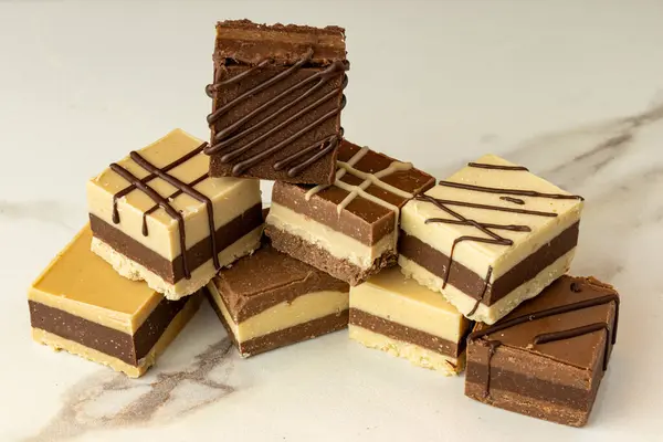 Tipo Marroquino Chocolate Amêndoa Creme Amendoim Fundo Mármore Branco — Fotografia de Stock