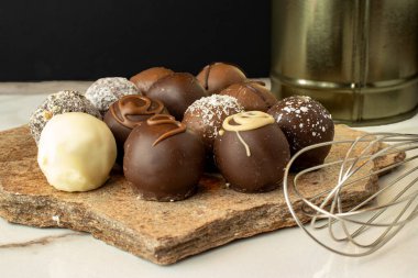 Çikolatalı trüf mantarı ve bir kavanoz dulce de leche ve tel çırpıcı.