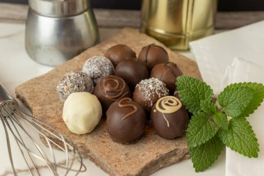 Nane yapraklı ev yapımı trüf mantarı, eski İtalyan kahve demliği ve atıştırmalık.