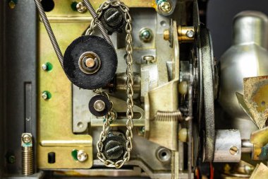 8 mm 'lik eski bir projektörün motor ve mekanik sürücüsünün ayrıntıları