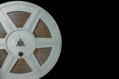 Siyah arkaplanda eski süper 8mm film rulosu