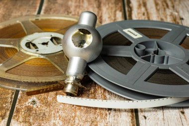 8mm projektör lamba ve iki eski film makarası.
