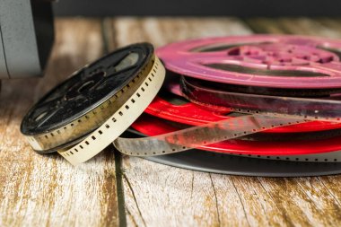 Eski sinema filmlerinin renkli ruloları istiflenmiş.