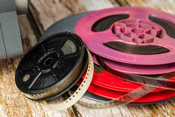 Renkli süper 8mm film makaraları yığını