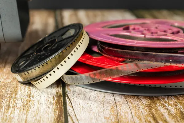 Eski sinema filmlerinin renkli ruloları istiflenmiş.