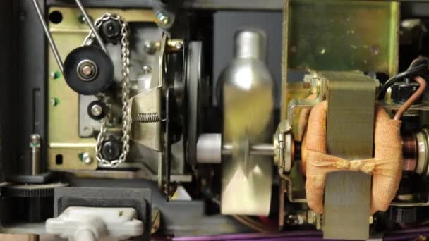 在一个工作并拖动薄膜的8毫米旧投影机的内部 — 图库视频影像