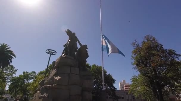 在布宜诺斯艾利斯的广场上 下半旗向同样名字的圣马丁致敬 — 图库视频影像