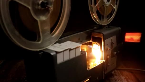 Penutupan Lampu Proyektor Bioskop Rumah Bekerja Dalam Gelap — Stok Video
