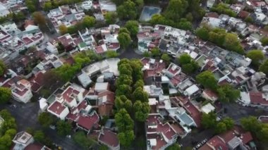 Öğleden sonra Buenos Aires 'teki Park Chas dairesel mahallesi.