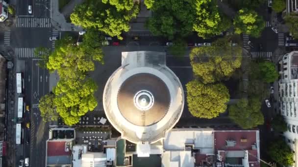 在Belgrano和Rio Plata社区的建筑物中结束的圆形教堂和广场的俯拍 — 图库视频影像