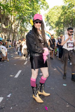 Zarif etek giymiş sakallı transseksüel.