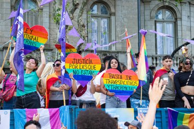 Gurur gününü protesto eden bir kamyonun karavanındaki insanlar.