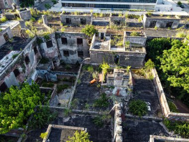 Carcel de Caseros yıllar önce terk edilmiş. Buenos Aires bitkileri tarafından ele geçirilmiş.