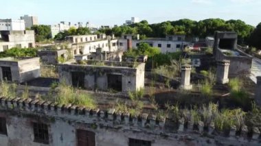 Güneşli bir öğleden sonra İHA 'nın Carcel de Caseros' unu terk etti.