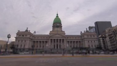 Ulus kongresi ve bulutlu gökyüzünün sinematik zaman aşımı